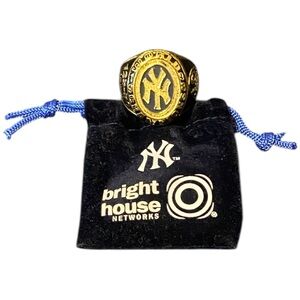 NY Yankees replica ring (Men’s 10.5)